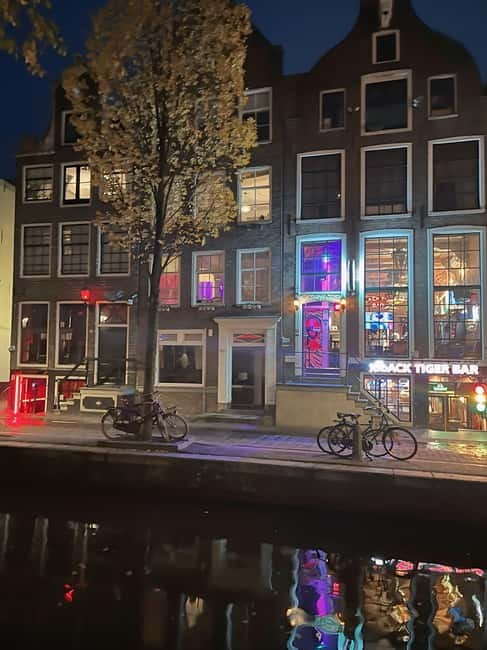 Amsterdam: Red light tour in German/English for groups of 4 people or more - Key Things You’ll Notice on This Tour