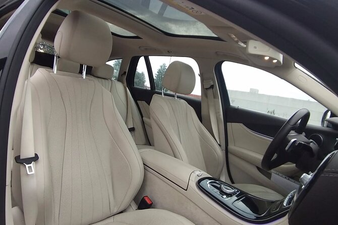 Amsterdam Schiphol Airport (AMS) to Amsterdam - Arrival Private Transfer - Group Size, Privacy, and Comfort for Up to 8 Passengers