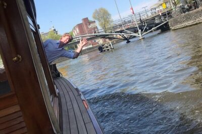 Amsterdam small-group canal cruise in 1920s saloon boat - Where you meet on Prinsengracht 579 (and what that implies)