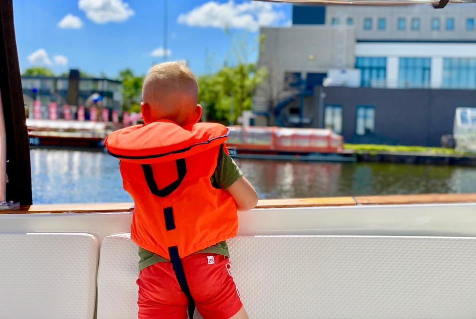 Amsterdam Small Group Canal Cruise inc Snacks/Drinks Winter - Open bar in winter: what’s included and why it feels like value