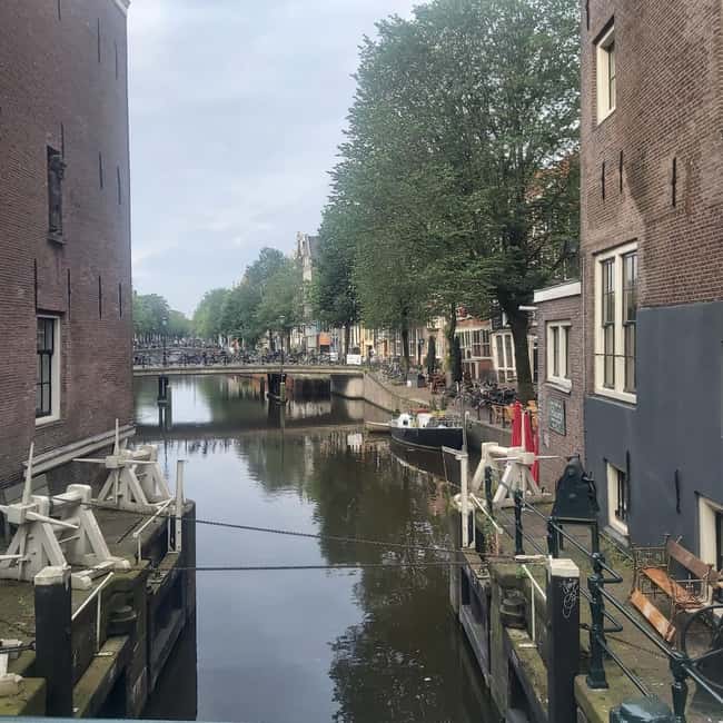 Amsterdam: Spanish Tour Unmasking the Redlight District - Ending near Dam Square and the Royal Palace connection