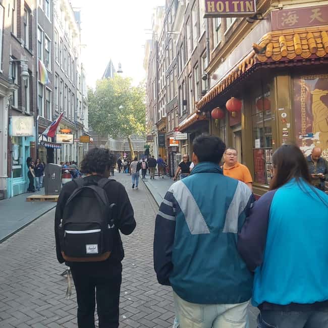 Amsterdam: Spanish Tour Unmasking the Redlight District - The Red Light District walk itself: how the tour explains the shift
