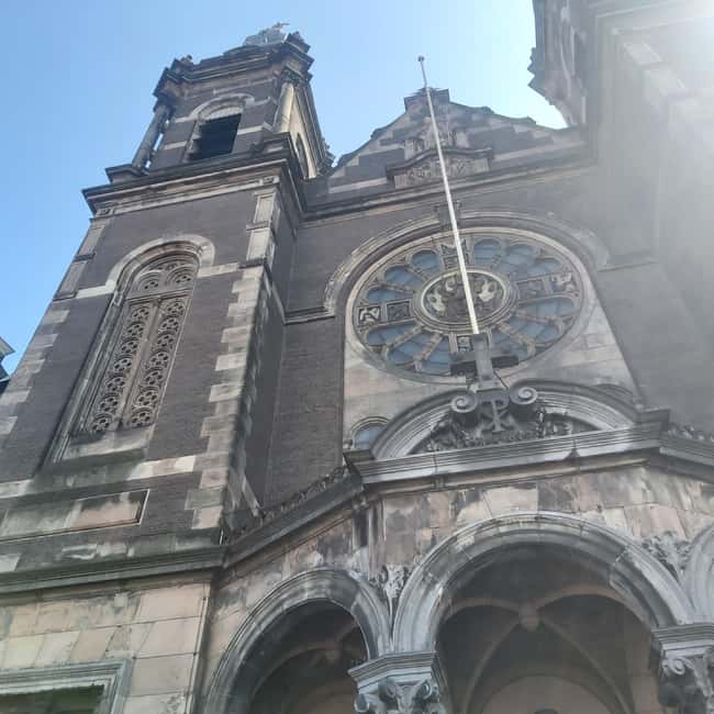 Amsterdam: Spanish Tour Unmasking the Redlight District - A secret side stop: where you pause long enough to notice details