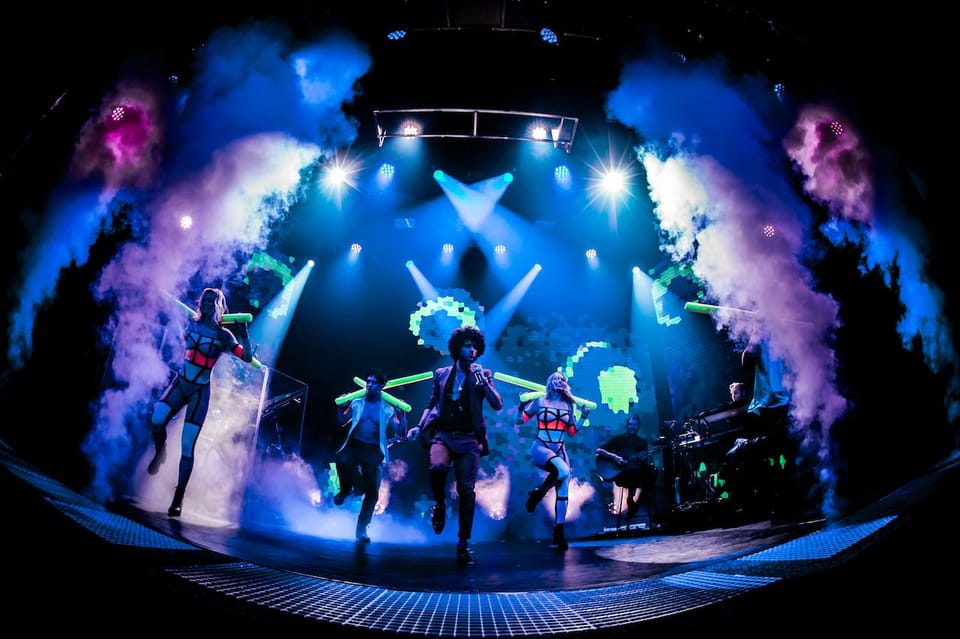 Amsterdam: VEGAS Dinner Show with 3-Course Sharing Menu - Who should book this dinner show, and who should skip it