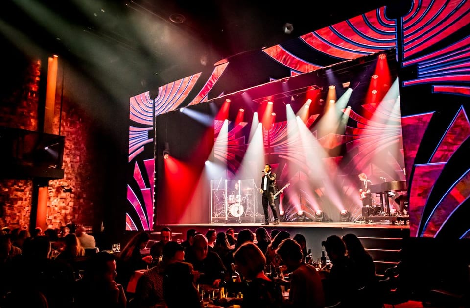 Amsterdam: VEGAS Dinner Show with 3-Course Sharing Menu - Service and food pace: manage expectations during peak moments