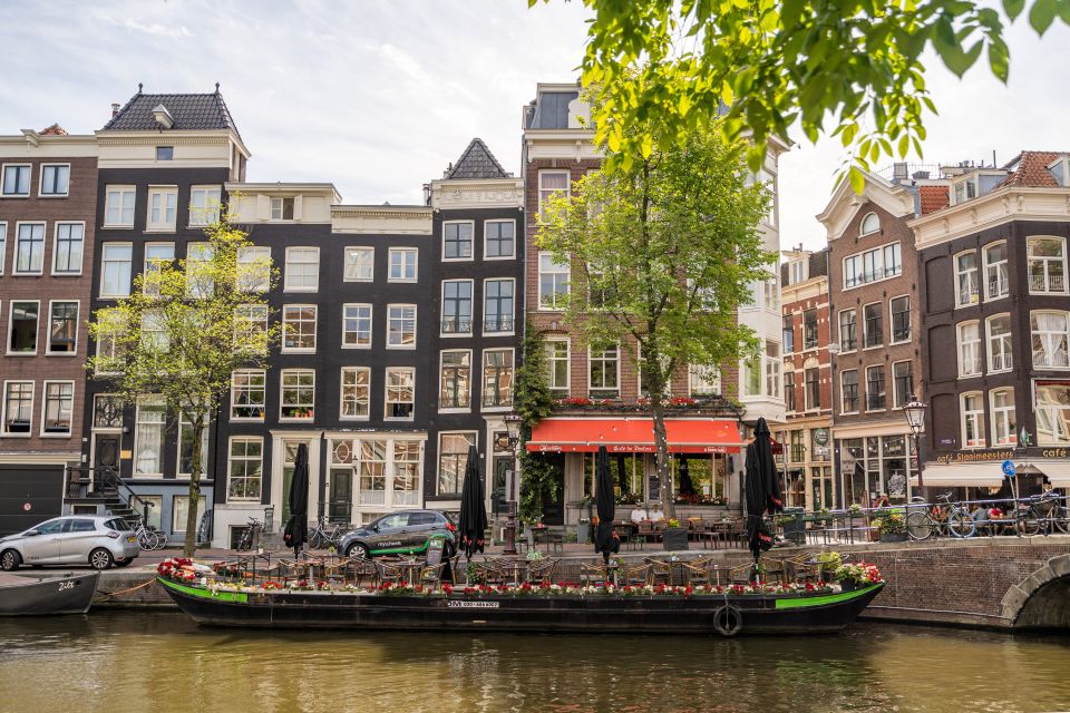 Amsterdam: Walking Tour with Dutch Pancake Lunch - Pacing, group size, and why the tour feels easy to follow