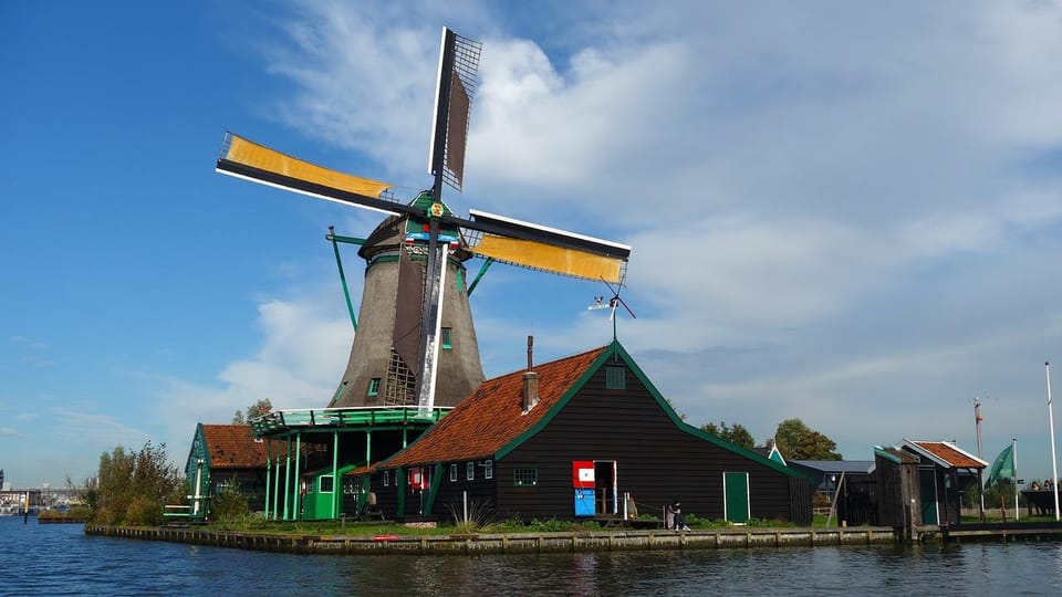 Amsterdam: Zaanse Schans, Windmills & Giethoorn Private Trip - Clogs and pancake culture: shopping that fits the setting