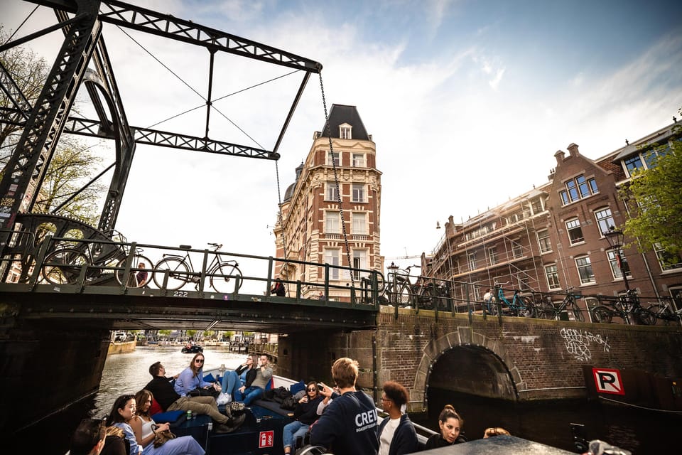 Amsterdam:Old City Canal Cruise with Live Guide and Open Bar - Seating, weather, and staying comfortable for 60 minutes