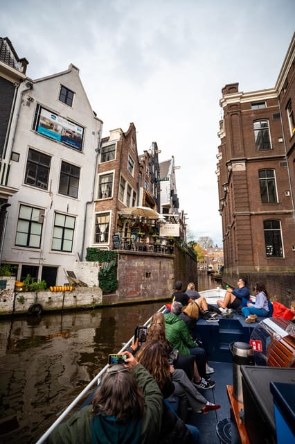 Amsterdam:Old City Canal Cruise with Live Guide and Open Bar - Price and value: is $31 a good deal for an Amsterdam canal cruise?
