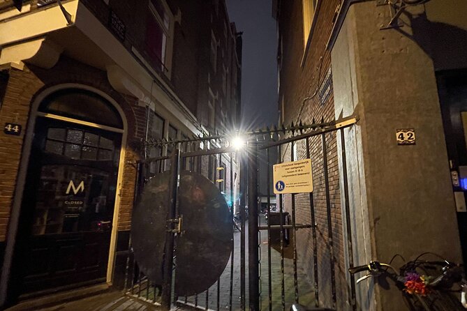 Amsterdam’s Ghostly Experiences Group Tour - Stop 3: Nieuwmarkt and the gate-side stories