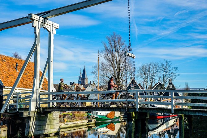 Bike rental Volendam - Explore the Countryside of Amsterdam - Monnickendam: light-bronze bricks and a beer brewery by the water