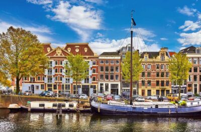 Bike Tour of Amsterdam Old Town, Top Attractions and Nature - Meeting at Bike in Town on Spuistraat 242: setup and bikes that make it easy