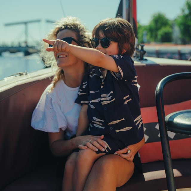COZY AND FUN CANAL TOUR: A UNIQUE JOURNEY THROUGH AMSTERDAM - Amsterdam Centraal Station: a modern anchor in a historic setting