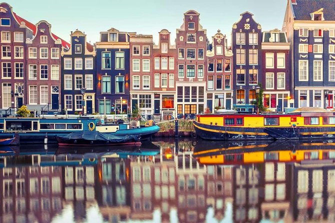 CULTURE Cultural city tour - Canals, religion, and monarchy: the themes you walk away with