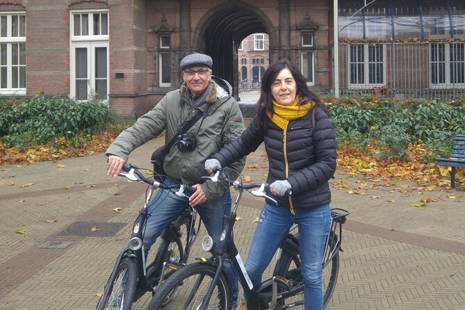 Daily group bike tour in Spanish. - Anne Frank House facade stop: seeing the weight without the ticket pressure