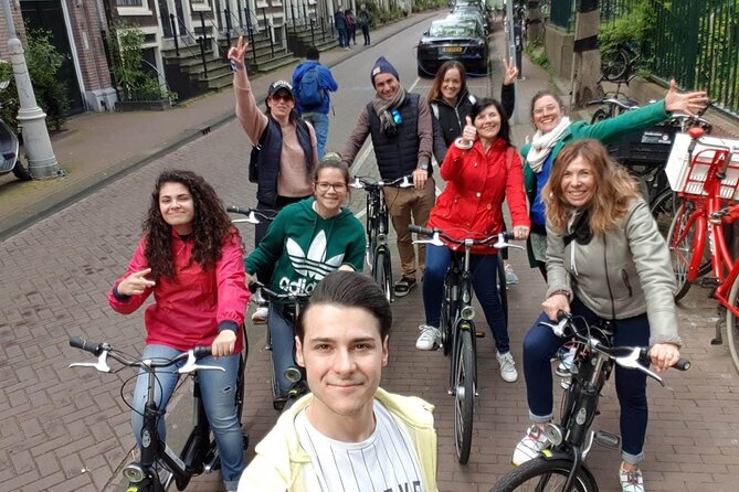Daily group bike tour in Spanish. - Canal riding along Herengracht: a Grand Canal moment you can feel