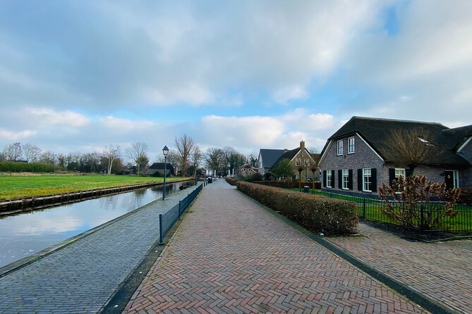 Day Tour Giethoorn, Afsluitdijk and Zaanse Schans with Boat Cruise - Kooijman Clogs Workshop: Watching the Maker and Trying Colors