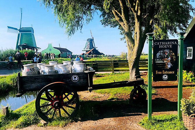 Day Tour Giethoorn, Afsluitdijk and Zaanse Schans with Boat Cruise - Giethoorn Little Venice: The One-Hour Boat Cruise and Free Time