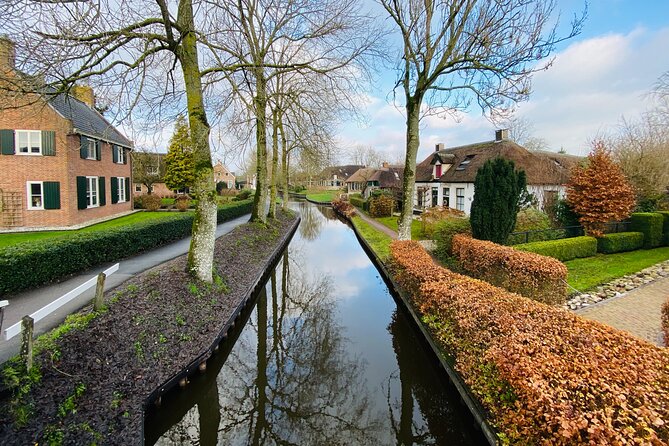 Day Tour Giethoorn, Afsluitdijk and Zaanse Schans with Boat Cruise - Catharina Hoeve Cheese Farm: A Short Tasting That Sets the Mood
