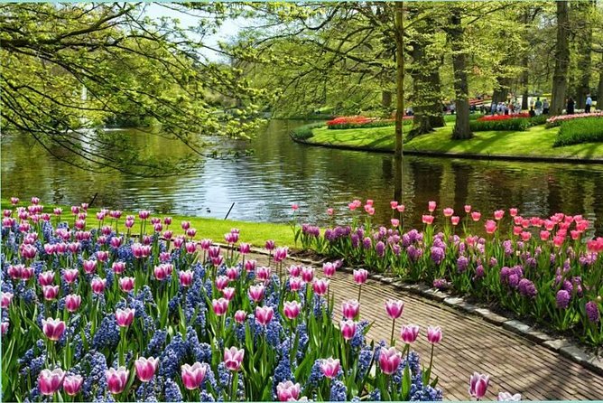 Day Trip to Keukenhof Gardens from Amsterdam with Tour Guide - Entering Keukenhof: Oranje Nassau, 45 minutes of orientation, and the Clusius story