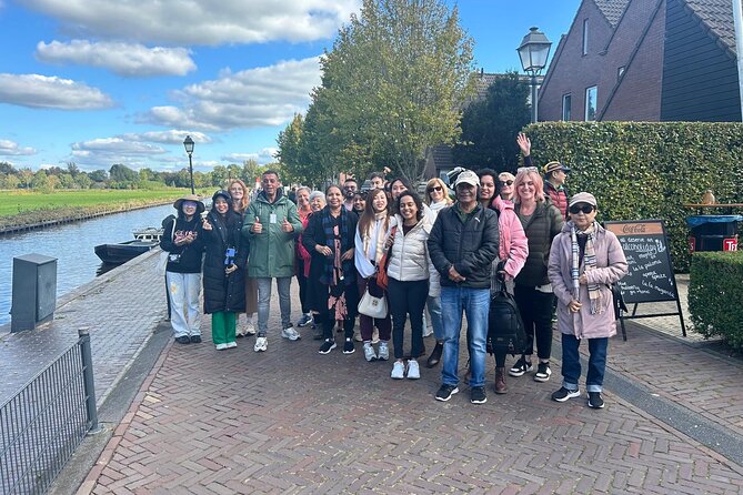 Daytrip Tour from Amsterdam to Zaanse Schans and Giethoorn - The Hour-Long Boat Cruise: Why This Part Feels Chill