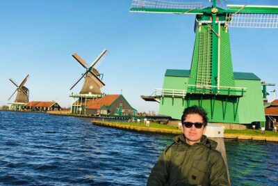 Dreamy Dutch Villages Tour: Giethoorn, Zaanse Schans & More - Morning pickup and the Amsterdam start (De Ruijterkade)