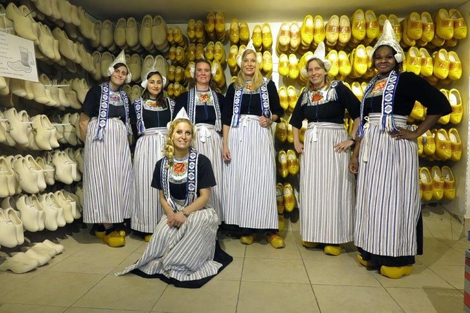 Dutch Experience in Volendam with Traditional Outfits - Quick etiquette tips that make the experience smoother