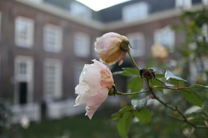 Explore hidden streets with friends - Private Tour - Karthuizerhof courtyard: widows’ social housing from 1650