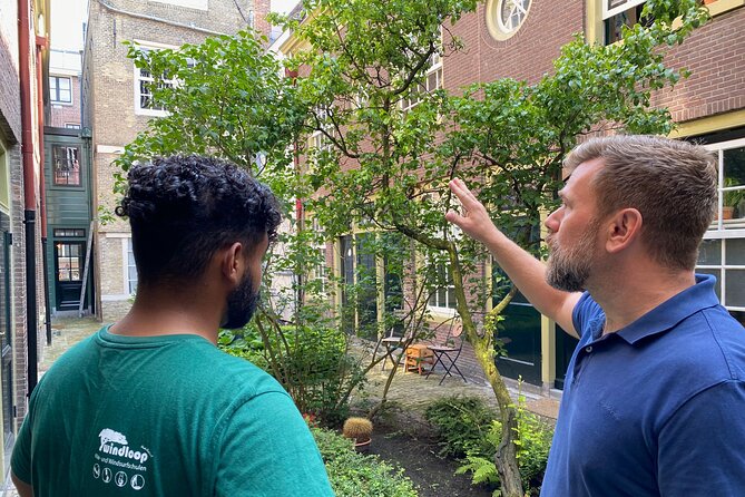 Explore hidden streets with friends - Private Tour - The private format: why “only your group” changes the whole experience