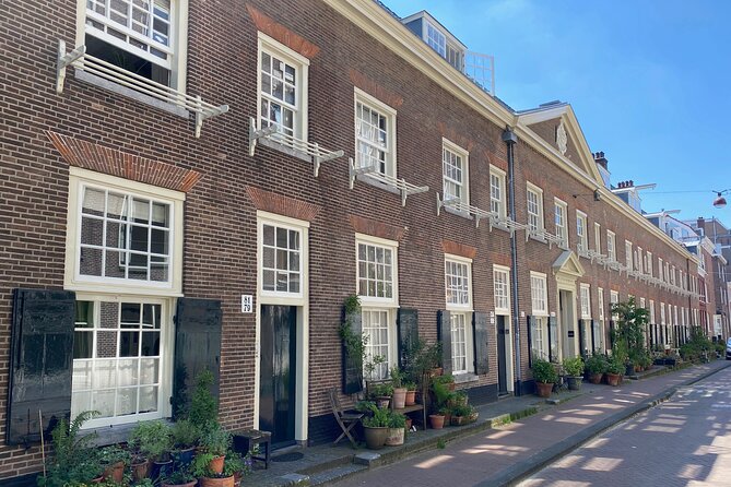 Explore hidden streets with friends - The canal ring walk: reading medieval Amsterdam as you cross it