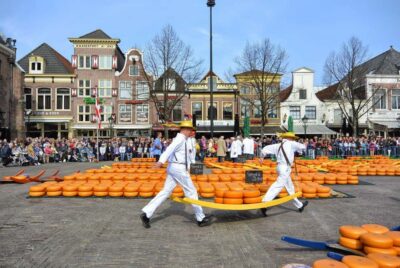 From Amsterdam; Alkmaar Cheese market & Zaanse Schans - The 6-Hour Flow: Coach to Alkmaar, Then Zaanse Schans