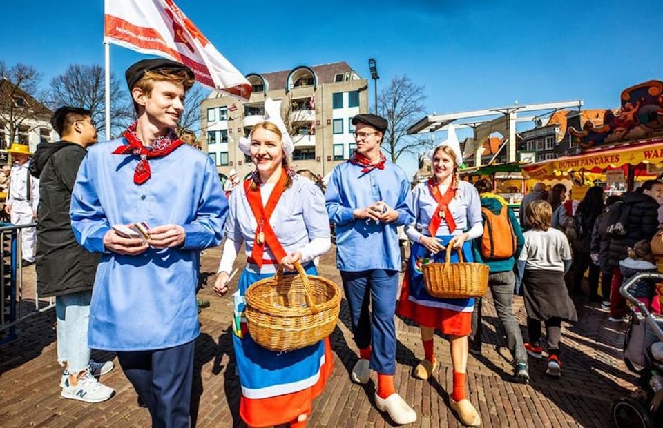 From Amsterdam; Alkmaar Cheese market & Zaanse Schans - The 30-Minute Alkmaar Walk: City Feel in a Short Window