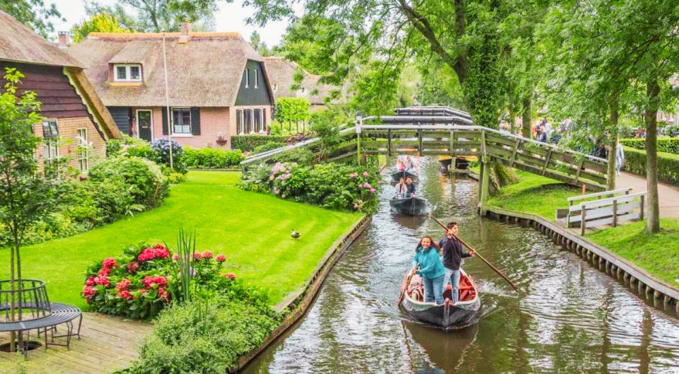 From Amsterdam: Giethoorn Guided Day Trip with Canal Cruise - Giethoorn: the Dutch village that works without cars