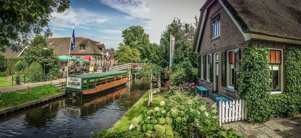 From Amsterdam: Giethoorn Sightseeing Tour and Canal Cruise - Giethoorn’s canals: the Dutch Venice feeling you actually get