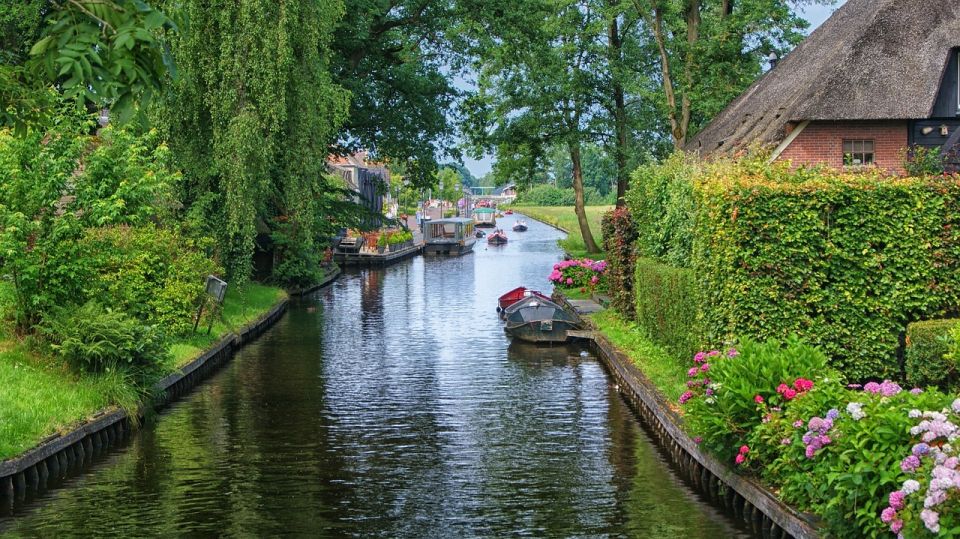 From Amsterdam: Giethoorn Sightseeing Tour and Canal Cruise - The 1-hour guided canal cruise through Giethoorn