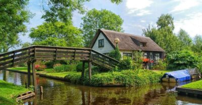 From Amsterdam: Giethoorn Sightseeing Tour and Canal Cruise - The comfort bonus: Amsterdam pickup and a Mercedes door-to-door