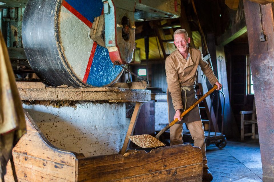 From Amsterdam: Keukenhof and Dutch Countryside Tour - Marken and the Wooden Shoe Factory: When Clutter Becomes Culture