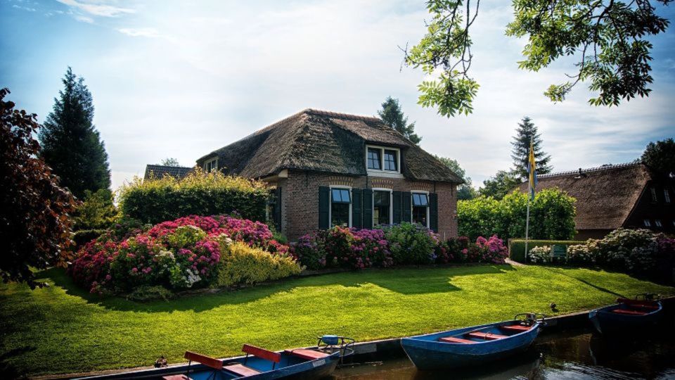 From Amsterdam: Private Tour to Giethoorn with Canal Cruise - The easy part: private pickup and a stress-free ride from Amsterdam