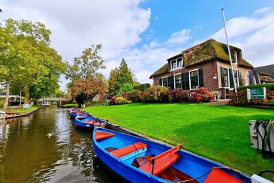 Giethoorn, Afsluitdijk, Zaanse Schans Day Tour Incl Hotel Pick Up - Zaanse Schans: cheese tasting, clogs in motion, and a 268-cut diamond demo
