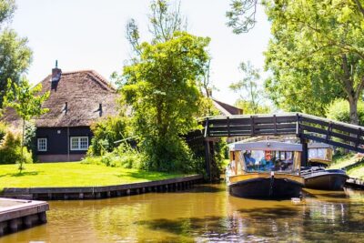 Giethoorn and Afsluitdijk Day Trip from Amsterdam with Boat Trip - The 1-hour boat cruise in Giethoorn: best use of your time