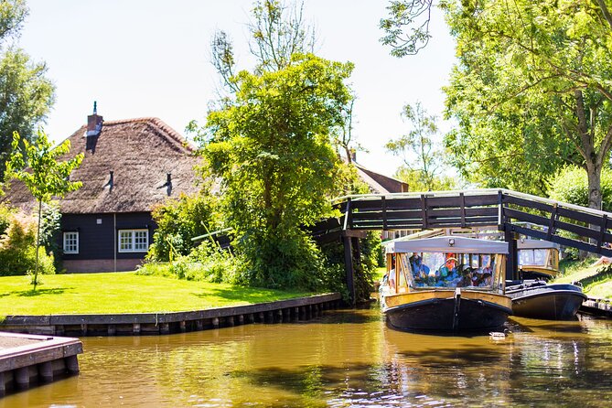 Giethoorn and Afsluitdijk Day Trip from Amsterdam with Boat Trip - The 1-hour boat cruise in Giethoorn: best use of your time