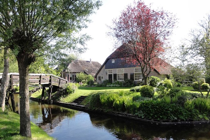 Giethoorn Day Trip from Amsterdam With Cruise and Cheeseplatter - The small details that shape your comfort