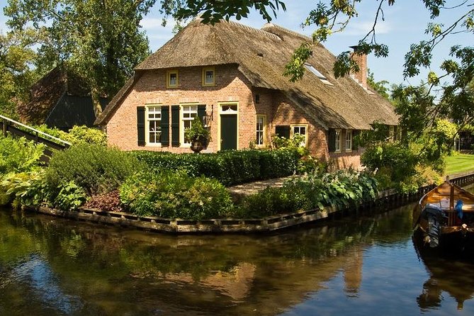 Giethoorn Private Tour & Boat Trip - Entering Giethoorn: How to Spend Your First Hour