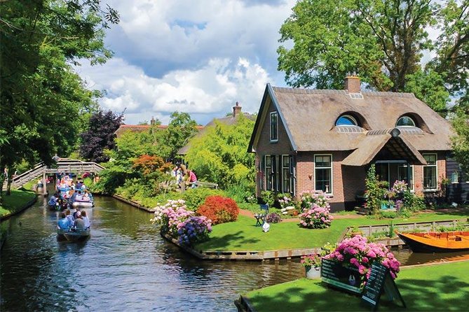 Giethoorn Private Tour Guide Giethoorn in luxury Jaguar S Type - Comfort, weather, and what to bring