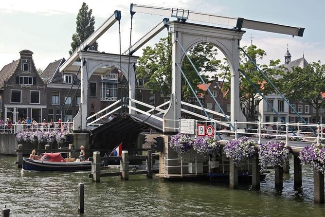 Giethoorn Private Tour Guide Giethoorn in luxury Jaguar S Type - The day’s pacing: what happens hour by hour