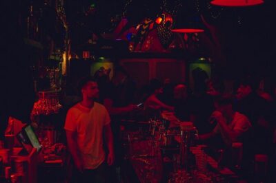 Guided Private Bar Tour in Amsterdam City Center - Meeting at Frisco inn: how the 4-hour flow works