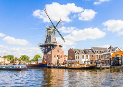 Haarlem: Sightseeing Canal Cruise through the City Center - Getting to Smidtje Canal Cruises and settling in onboard