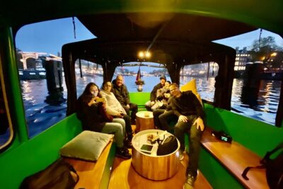 Light Event Amsterdam by small boat, 8 passengers max! You won't find any better - The Zavi-style small boat: cozy comfort in Dutch winter