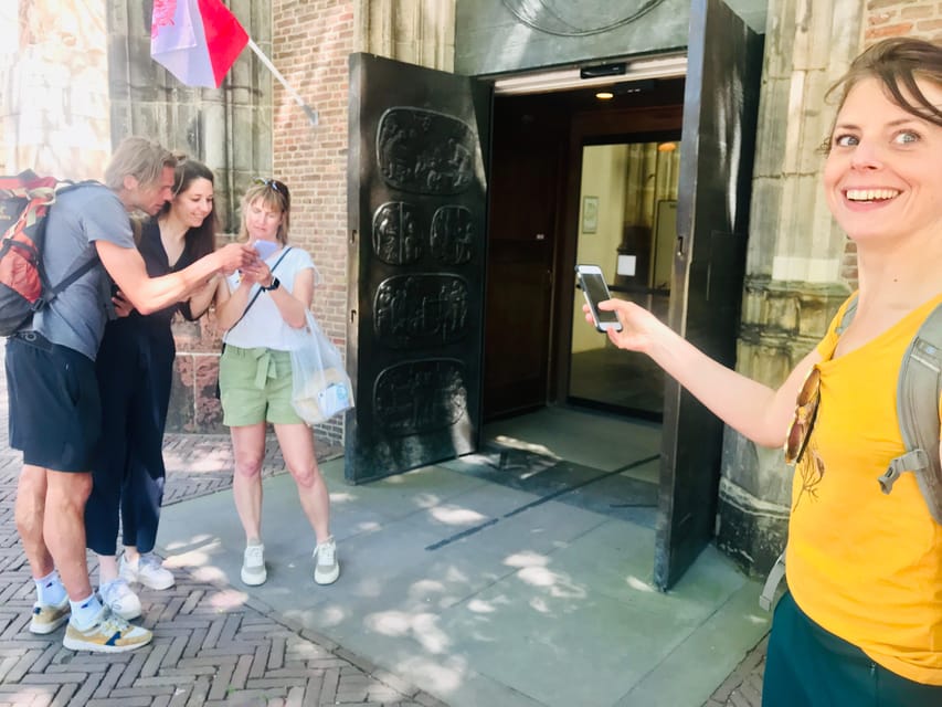 Outside Escape Amsterdam with your friend(s) and have fun! - Difficulty levels: easy, average, challenging