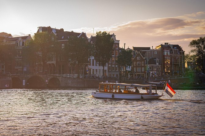 Private Boat Tour Amsterdam - 90 Min incl. welcome drink on historic saloon boat - The 90-Minute Route: How the Passing-By Stops Work